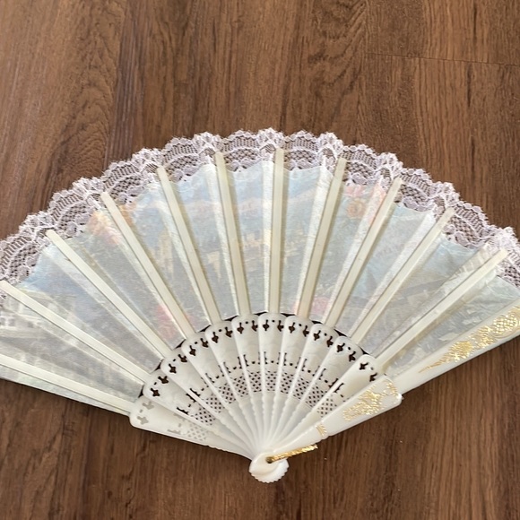 Vintage Spanish Fan Decorated with 3 Spanish Building - Picture 2 of 3